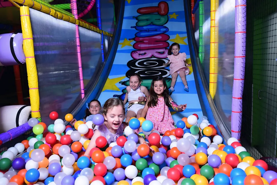 Niños jugando en la alberca de pelotas