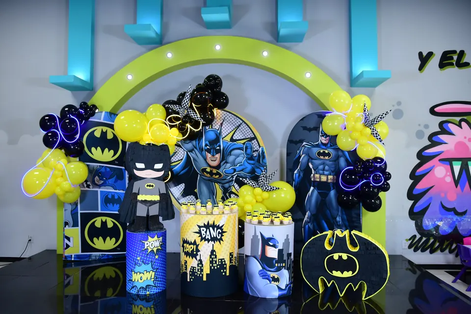 Montaje de Batman con globos amarillos y negros