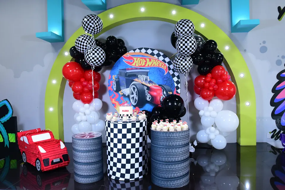 Montaje de Cars con bandera de cuadros y globos rojos