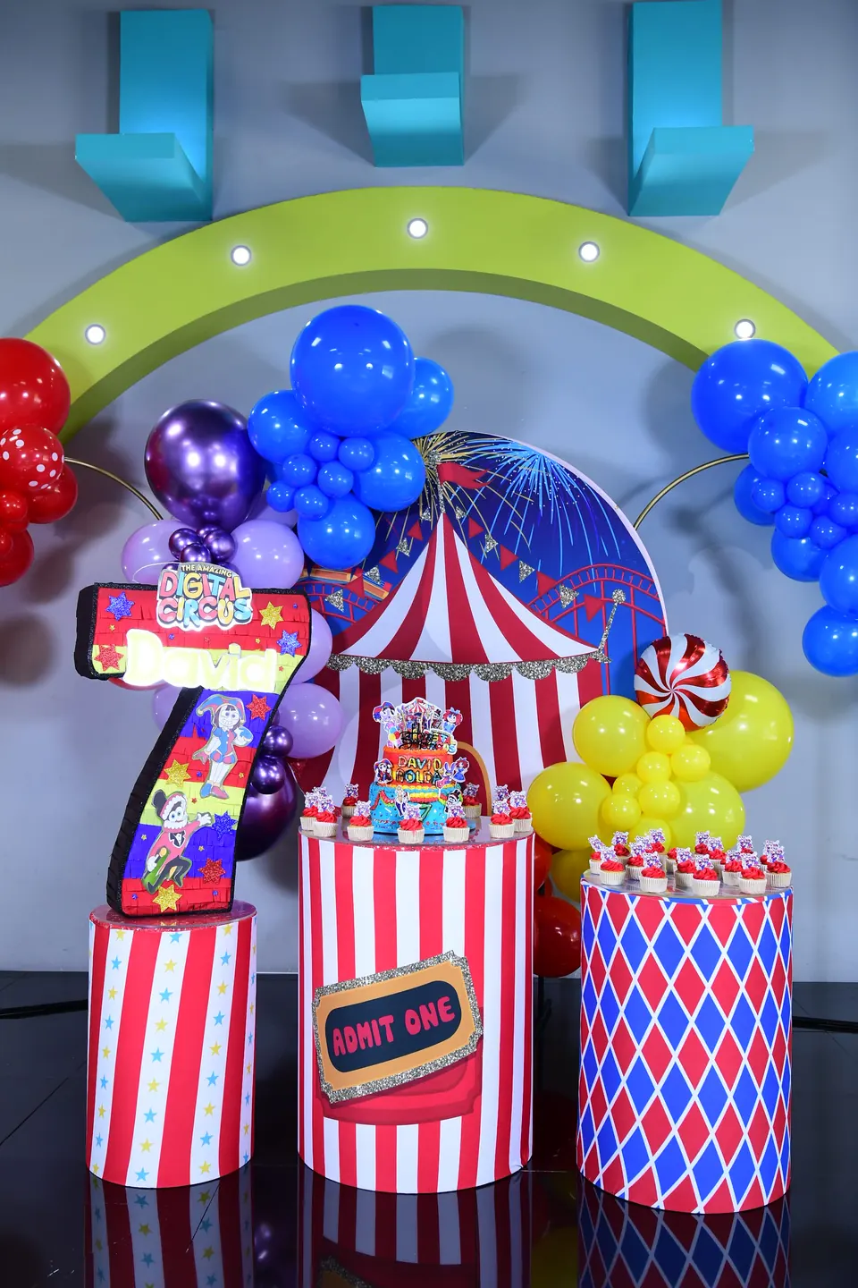 Montaje de circo con carpa de rayas y globos morados