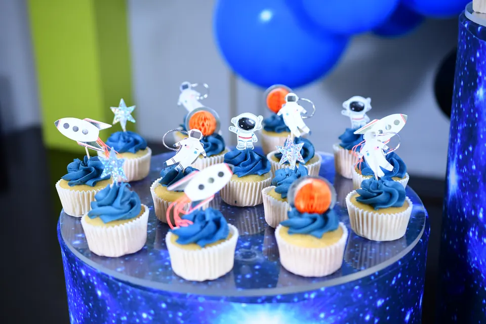 Cupcakes espaciales con astronautas y betún azul