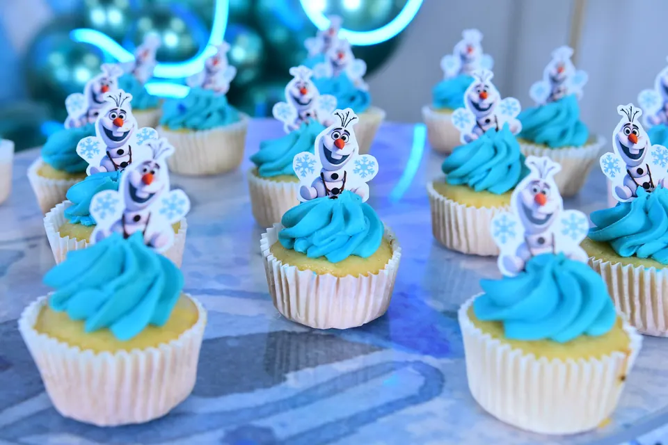 Cupcakes decorados con betún azul y figuras de Frozen