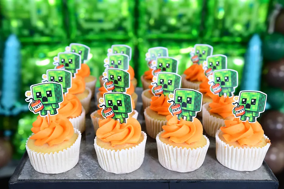 Cupcakes de Minecraft con betún naranja y Creepers