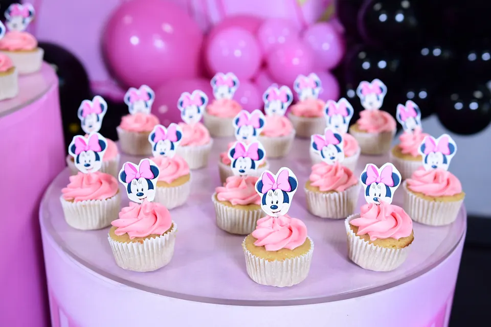Cupcakes rosas de Minnie sobre base blanca