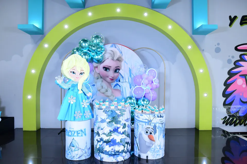 Montaje de Frozen con arco de globos azules