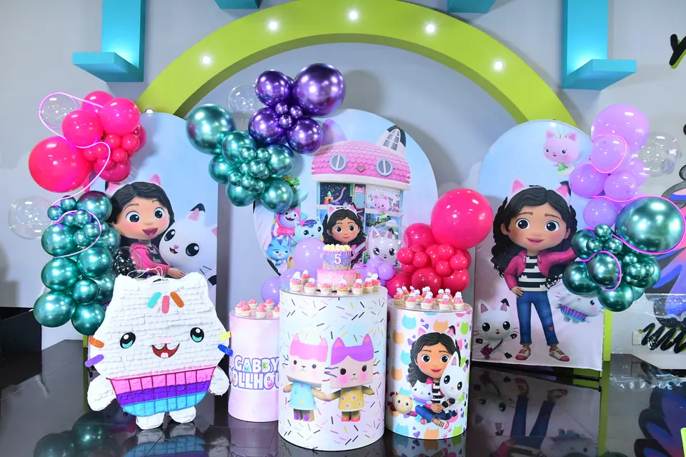 Montaje de Gabby con globos rosas y personajes