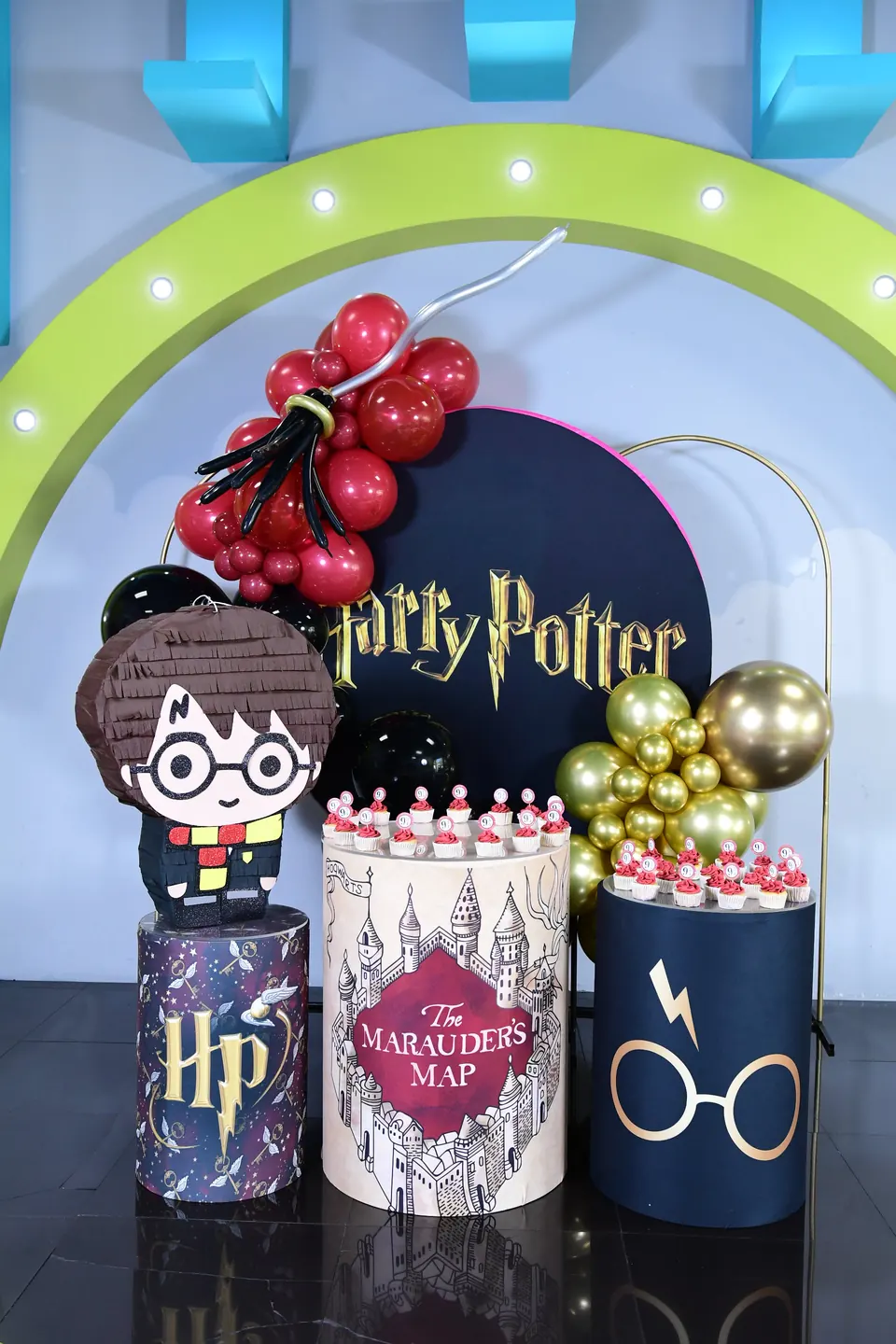 Montaje de Harry Potter con globos dorados y negros