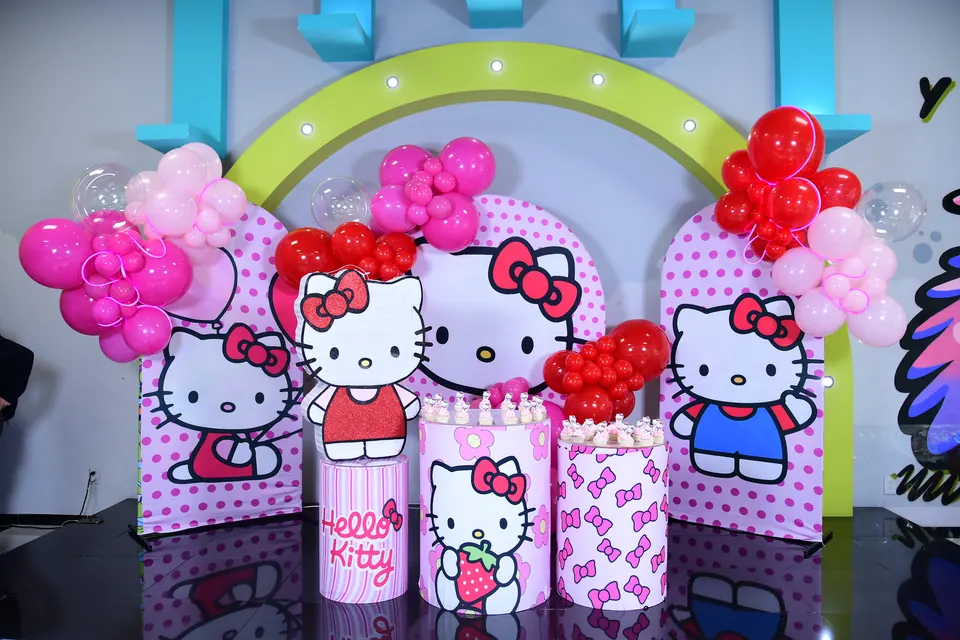 Montaje de Hello Kitty con globos rojos y rosas