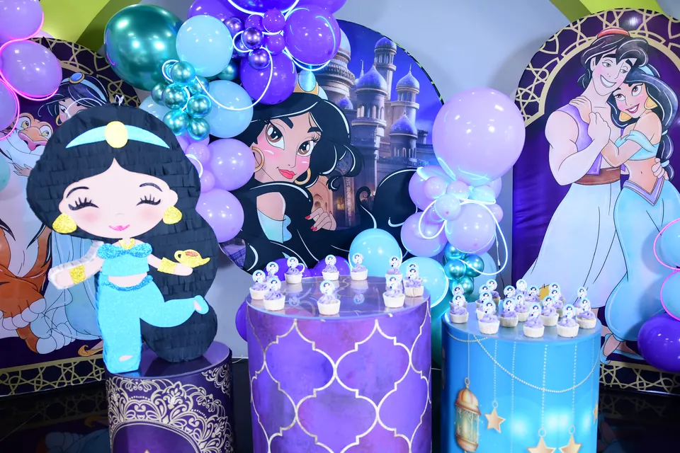 Montaje de princesa con globos morados y turquesa