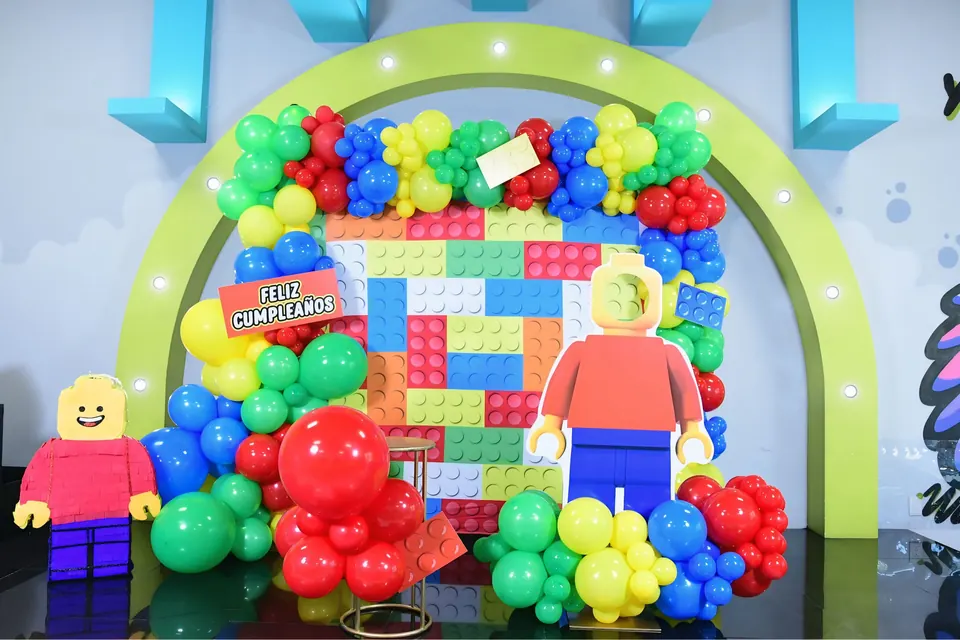 Montaje de Lego con bloques y globos primarios