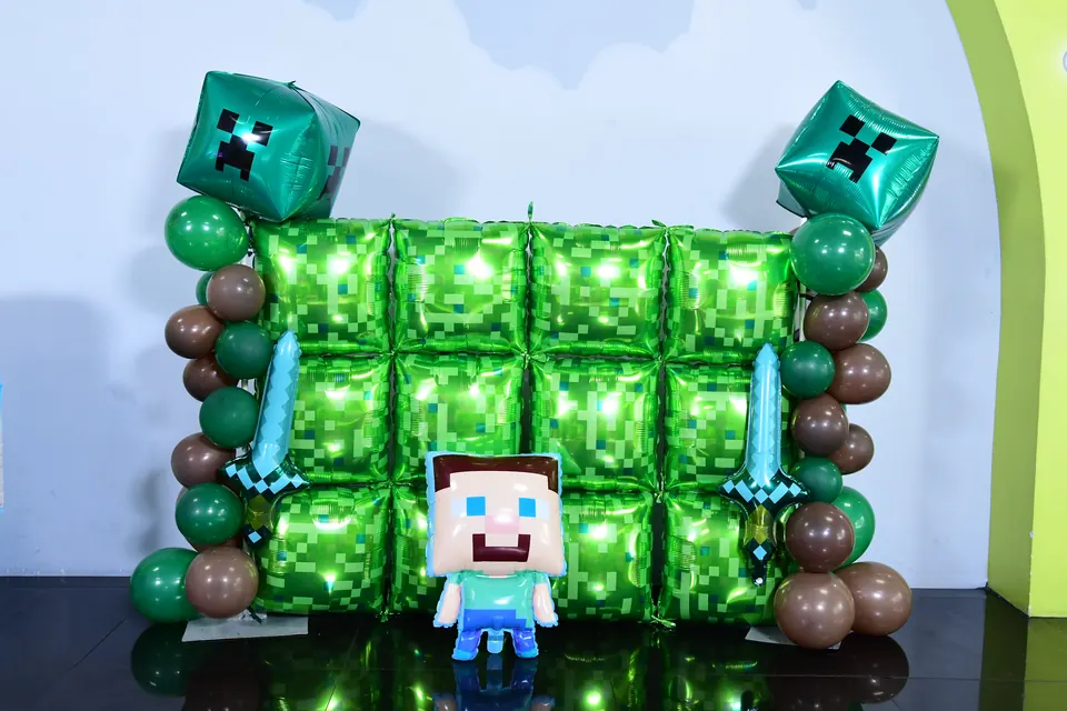Montaje de Minecraft con Creeper de globos verdes