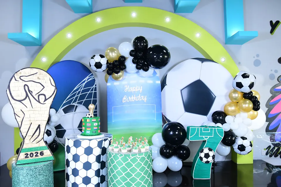 Montaje mundialista con balones y globos negros