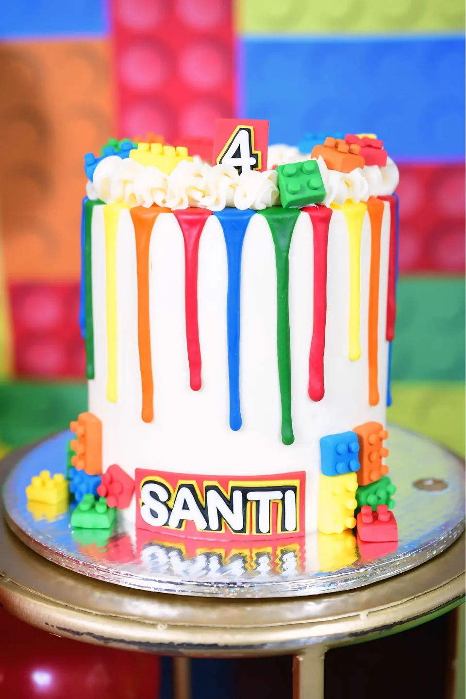 Pastel con escurrido de colores sobre base blanca