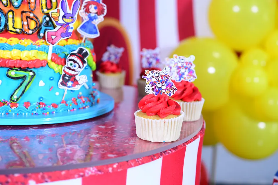Pastel de circo en turquesa con figuras y cupcakes
