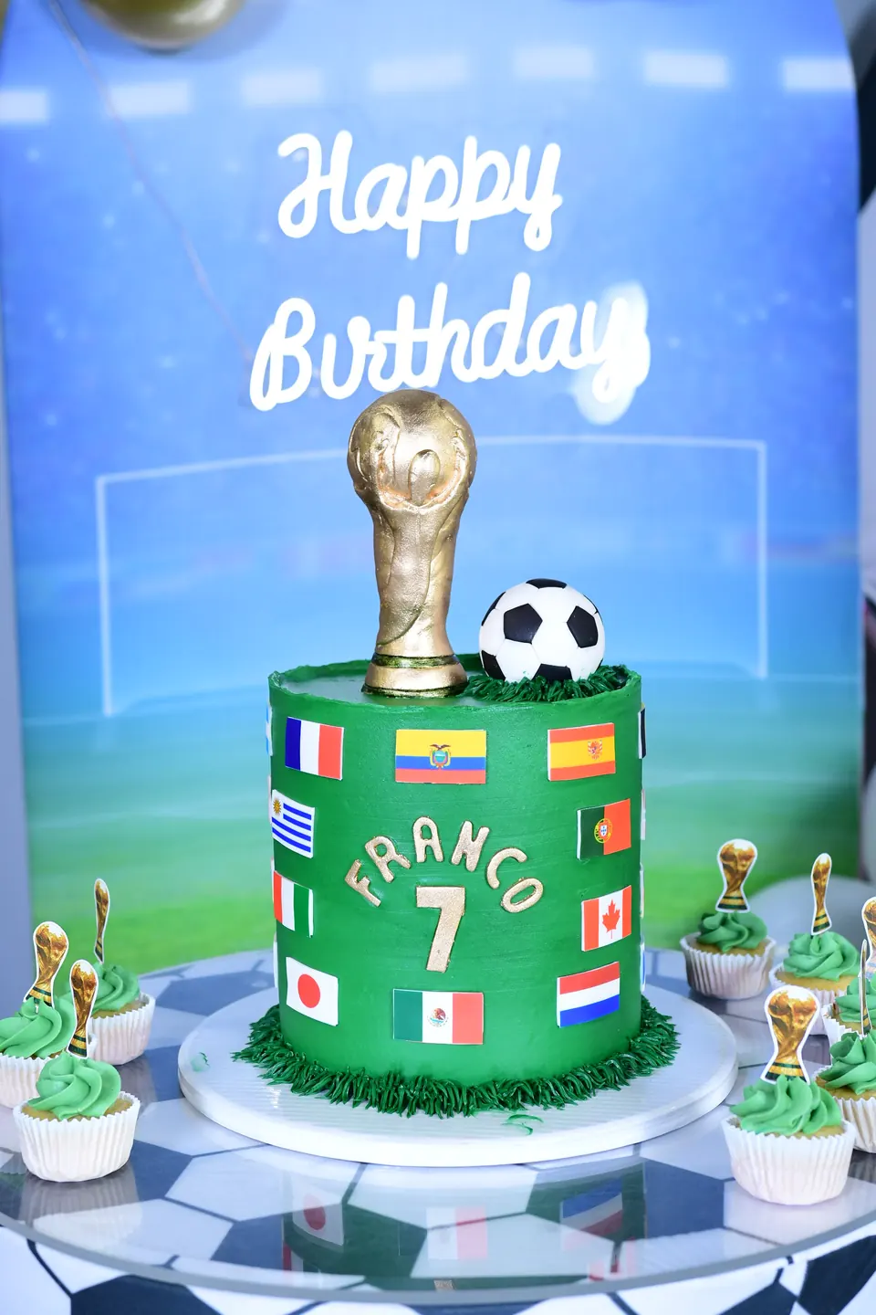 Pastel con réplica de la copa del mundo y balón