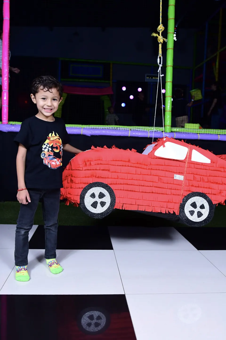 Piñata de auto rojo de carreras