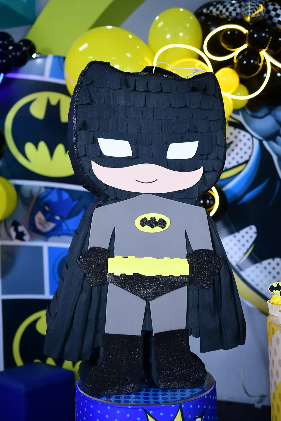 Piñata de Batman en negro y amarillo