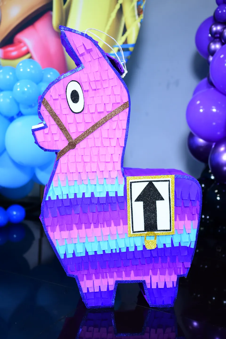 Piñata de llama de Fortnite en rosa y morado