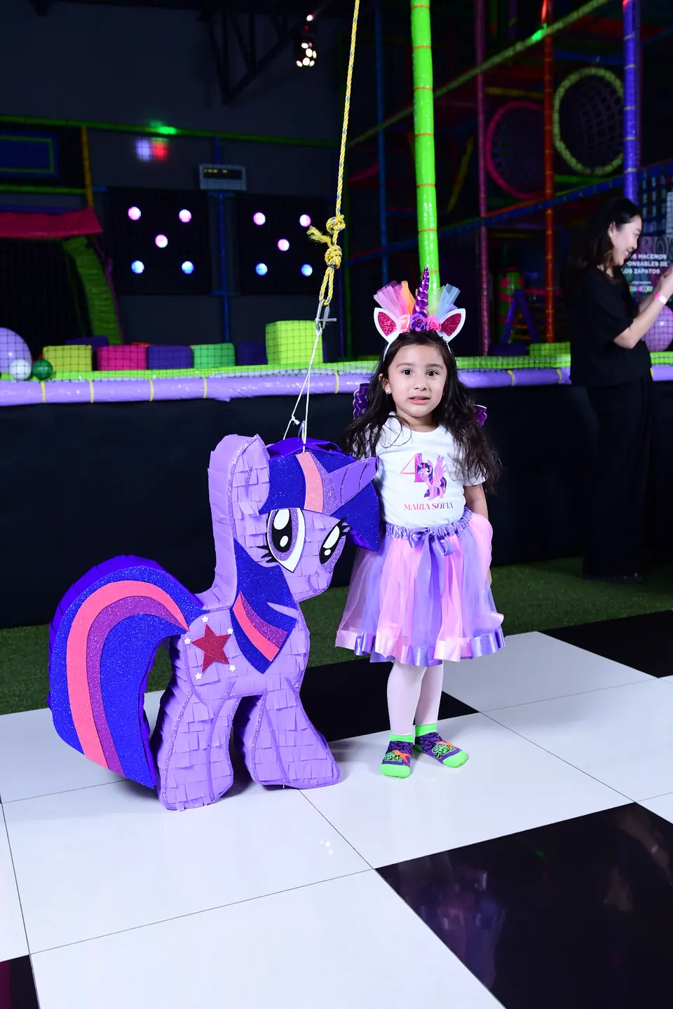 Piñata de pony morado con estrella