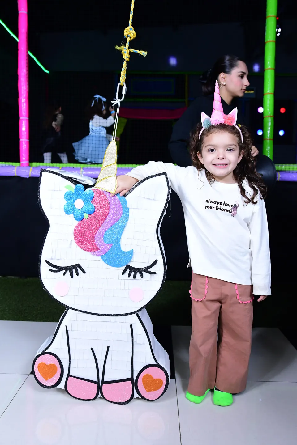 Piñata de unicornio blanca con crin de colores