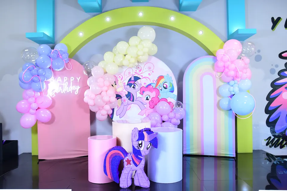 Montaje pastel de My Little Pony con arcoíris de globos