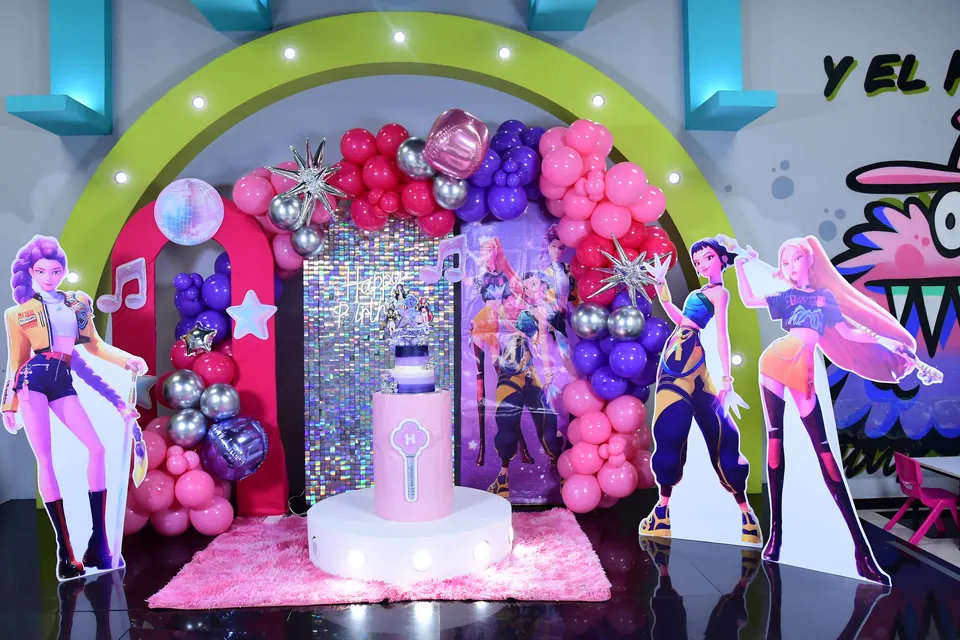 Escenario popstar en rosa y morado con globos metálicos