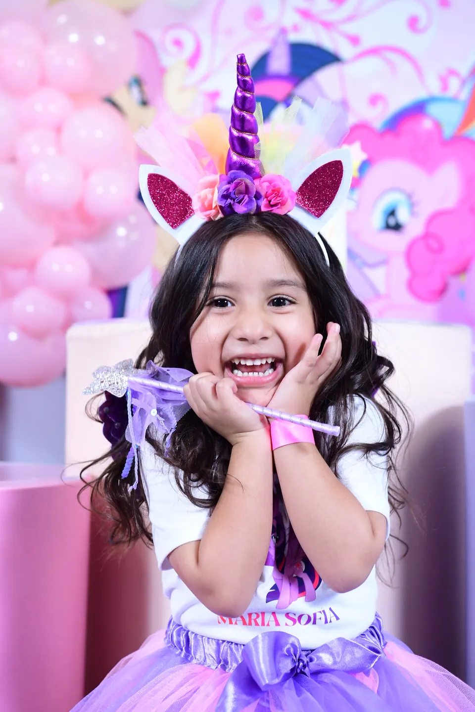 Niña riendo durante la fiesta