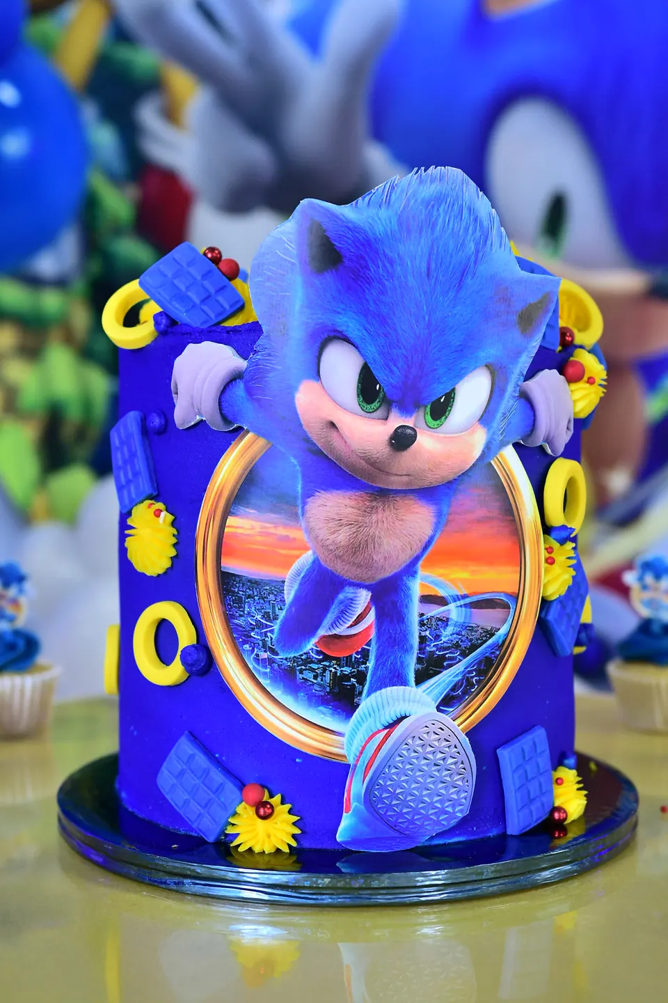 Montaje de Sonic con globos azules y amarillos